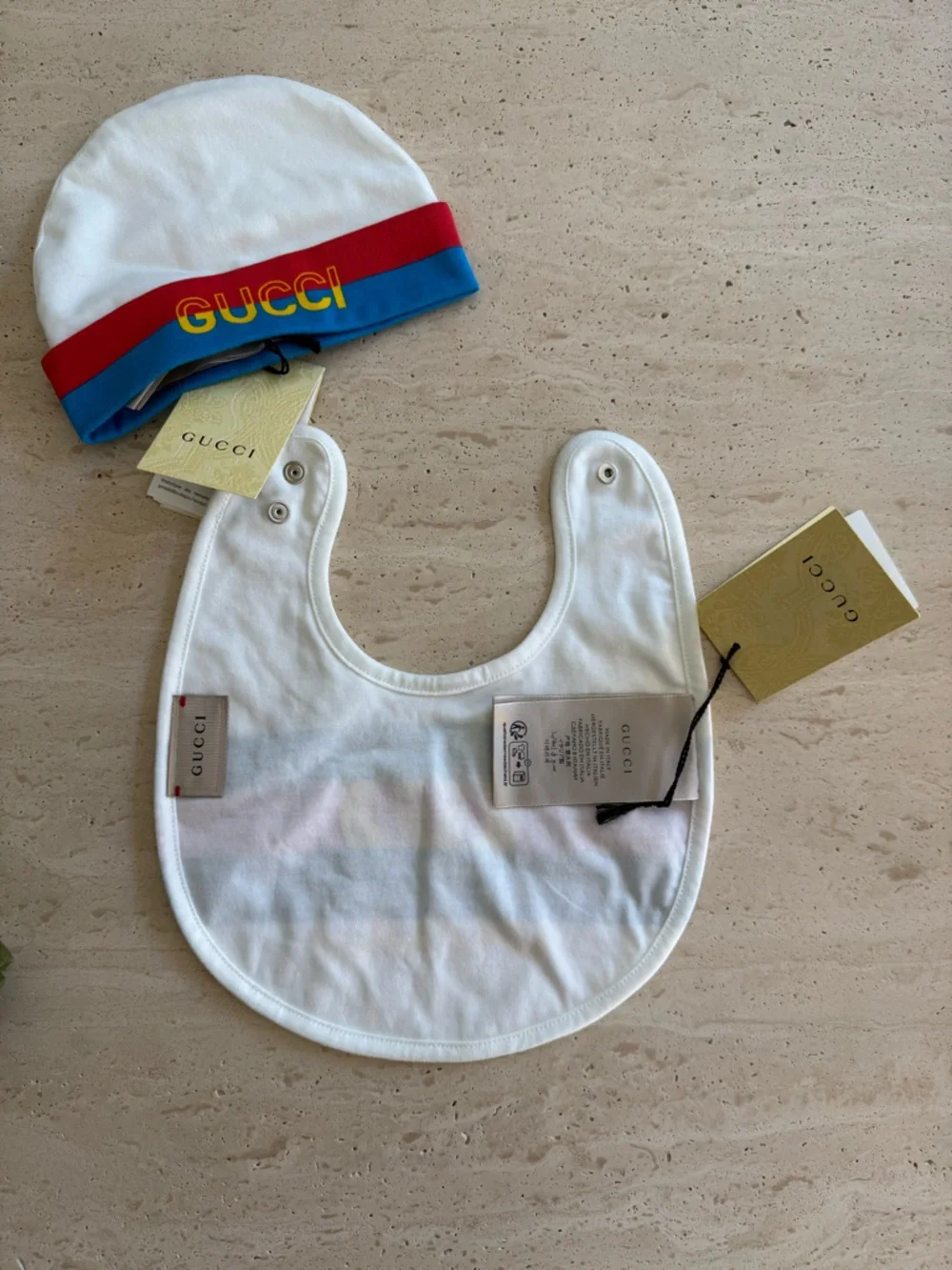 NWT GUCCI Kids GG Logo Bib + Gucci Logo Beanie Hat Set Baby Gift